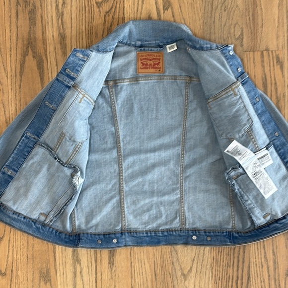 Levi's Women’s Classic Light Blue Denim Jacket Size Medium - Picture 13 of 14